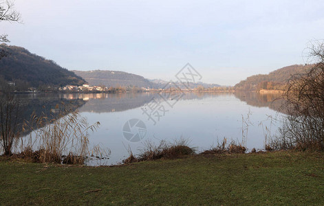 冬季意大利北部的意大利语小湖风景LAGODI图片