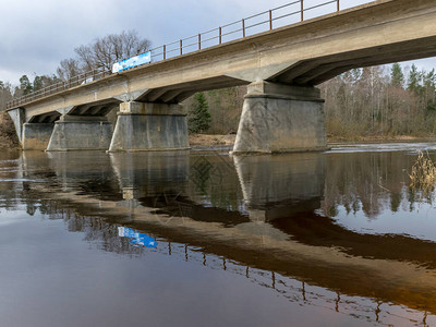 混凝土桥在斯特雷尼高贾河上加图片