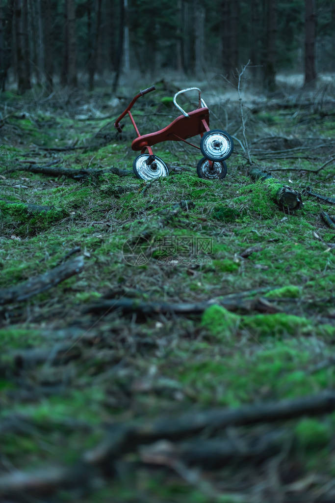 被废弃的三轮车停在荒野图片