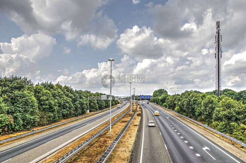 从一条通向A58高速公路的管道到荷兰布雷达附近两边都图片