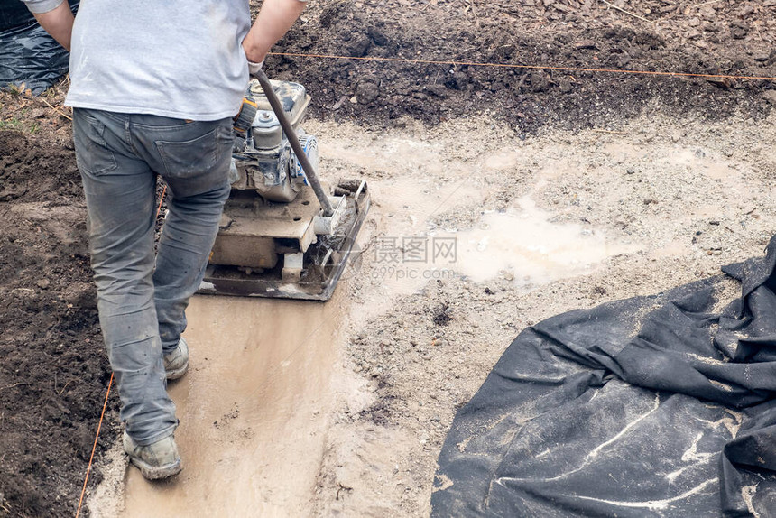 在泥土地上操作电板图片