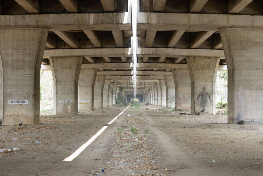 高速公路高架轨道下混凝土桥柱画像图片
