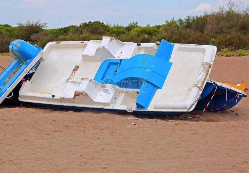 飓风过后摧毁海滩上的船只图片