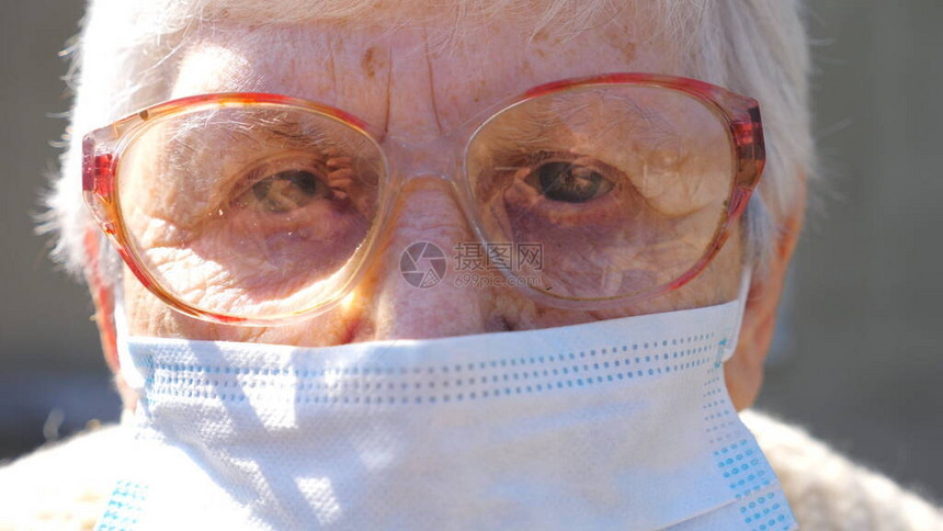 戴着防面具的女养老金领取者的画像老妇人带着悲伤的情绪看着镜头大流行病的健康和安全生活概念老年人图片