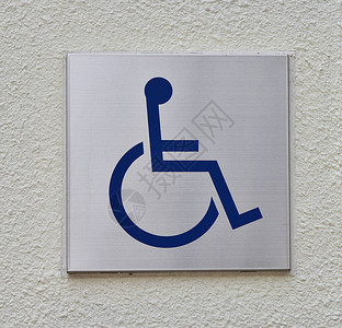 日本建筑物墙上的轮椅指示牌图片