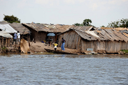 赞比亚西部巴罗策兰Zambezi河边的一个村图片