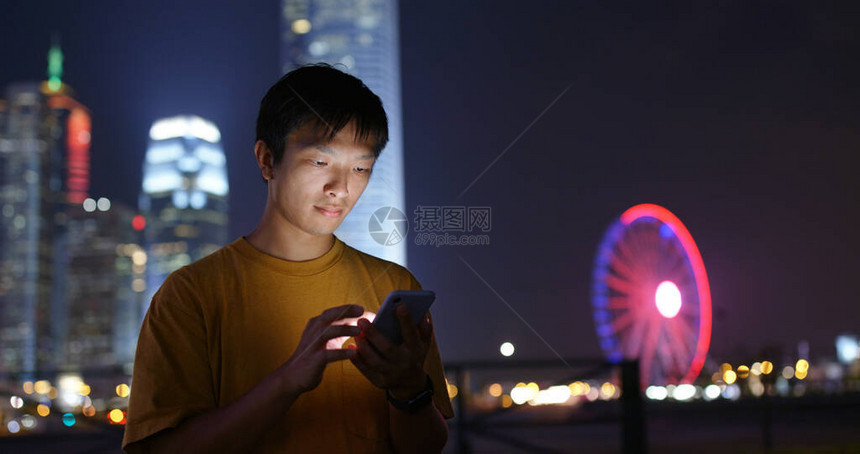 男子在夜间图片