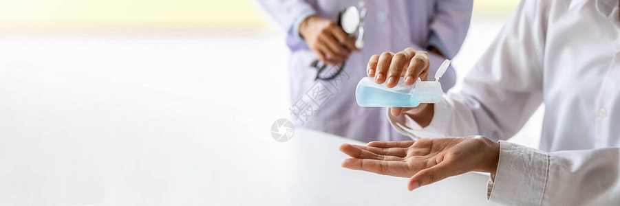 医生建议用酒精消毒剂凝胶洗手图片