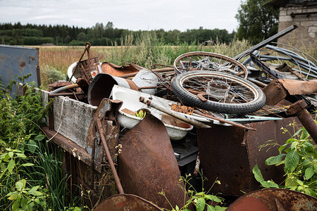 生态概念一堆废金属用于回收的金属金属废料堆零件图片