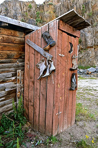一个风化的老外屋装饰着西部牛仔靴图片