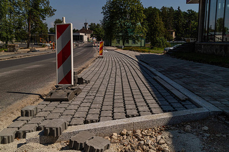 砖铺人行道施工过程人行道建了一半图片
