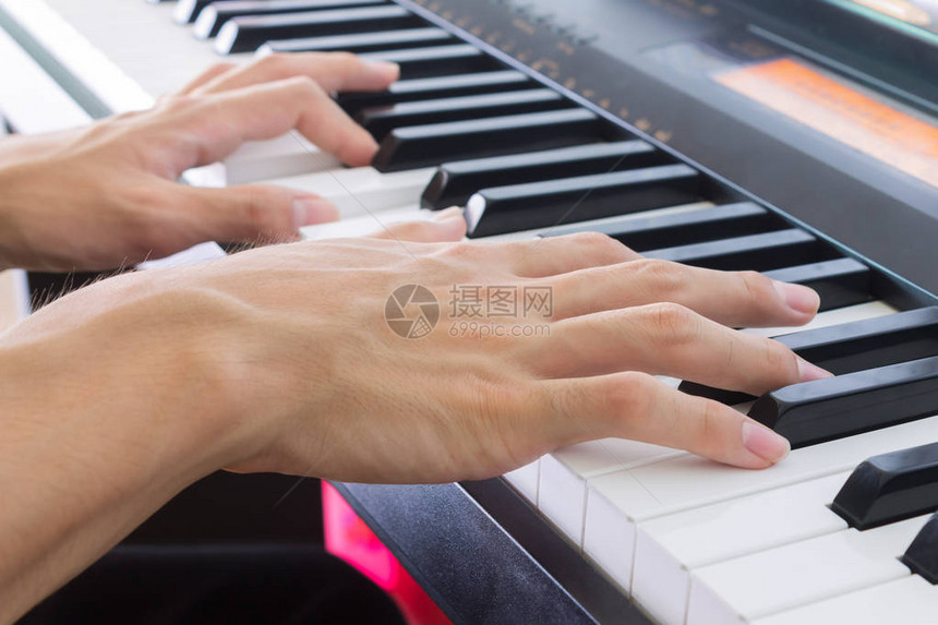 跨角度电动钢琴白键和黑键上的钢琴演奏图片