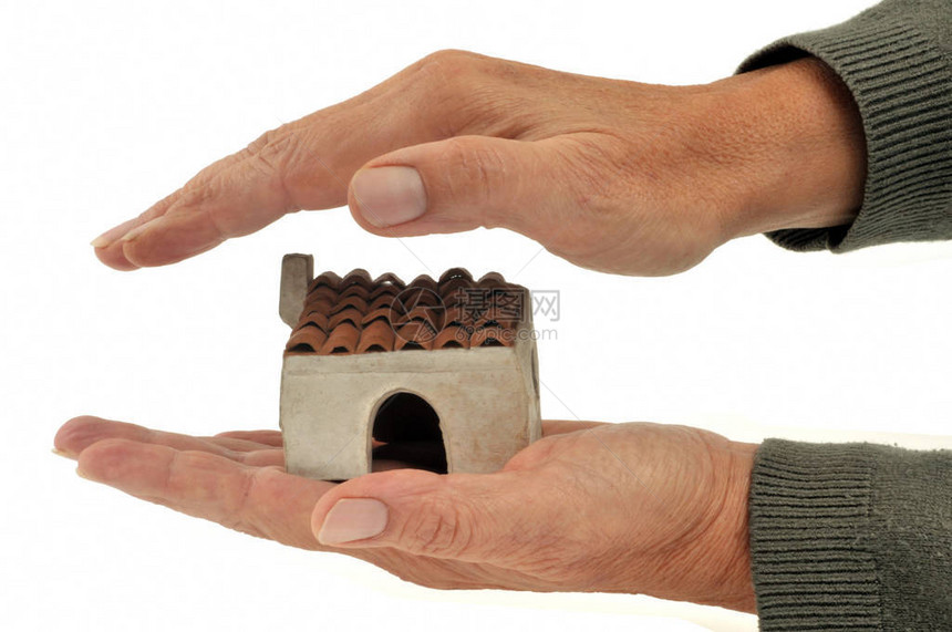 住房保险概念房屋在白色背景的手头图片