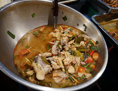 在泰国清迈夜食市场展出海鲜最爱的汤中游泳和调料图片