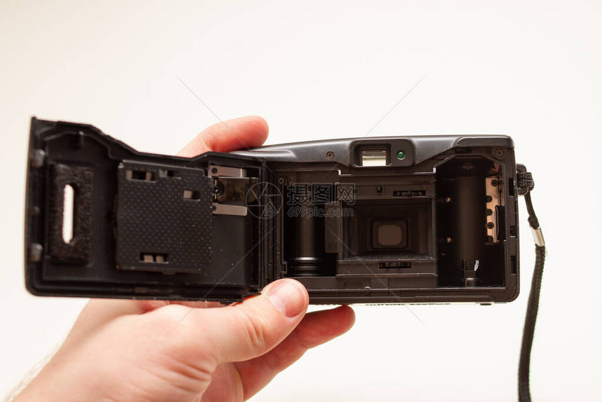 男手拿着一台胶卷紧凑型相机图片