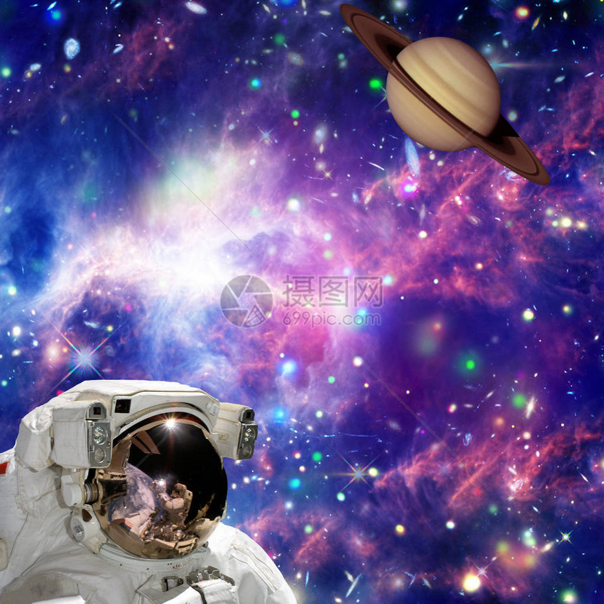 宇宙航员对着太空看图片
