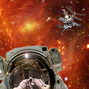 宇航员和空间站图片