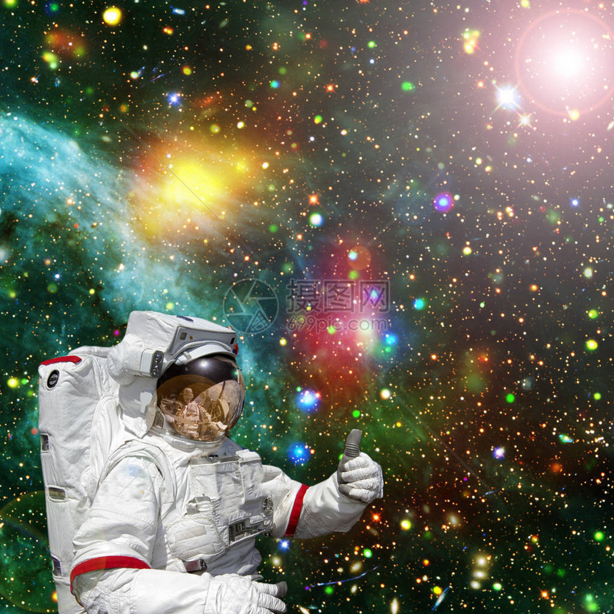 宇航员对外层空间星系和恒星进行拇指反射图片