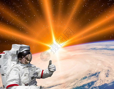 行星地球和迷人的日出宇航员举起拇指由美国航天局提图片