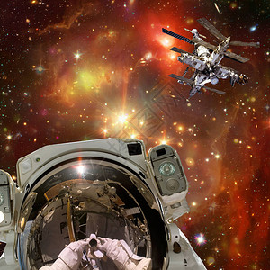 宇航员和空间站图片