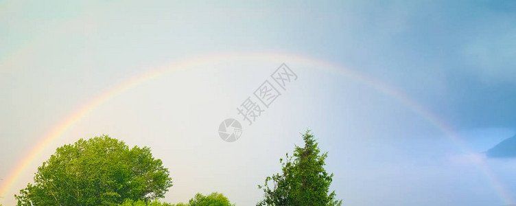 彩虹是由太阳光在雨水滴中的反射折射和色散引起的图片