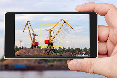 智能手机屏幕上的建筑起重机起重机在河港运行河图片