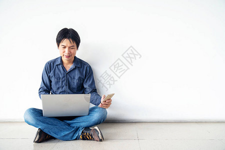 年轻男子亚洲人坐在地板上图片