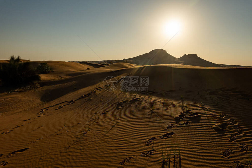 阳光明媚的日子里迪拜沙漠的风景图片