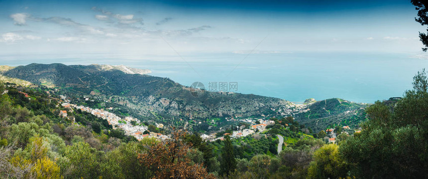 地中海的山景和房屋图片