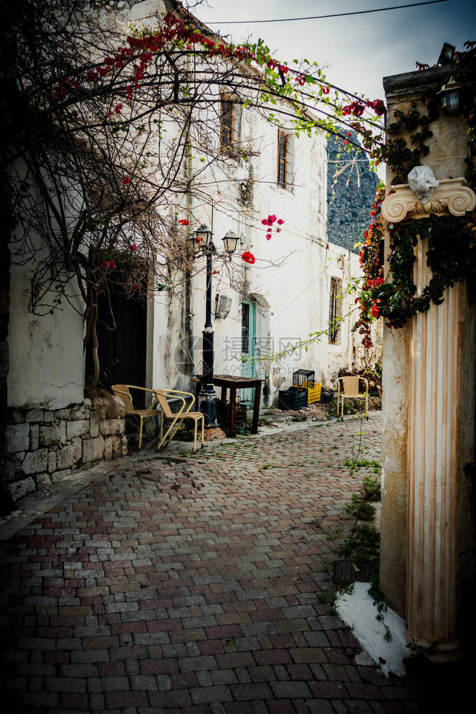 希腊克雷特老城住宅楼中小巷图片