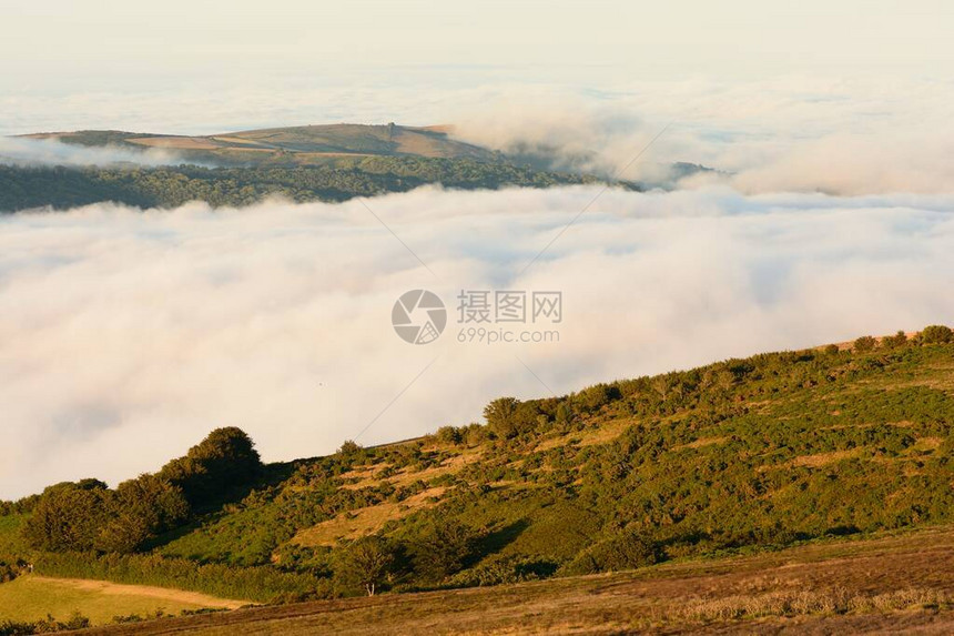 萨默塞特乡村连绵起伏的丘陵中低云的风景图片