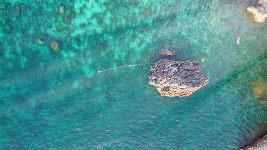 无人驾驶飞机对热带海滩的空中图片