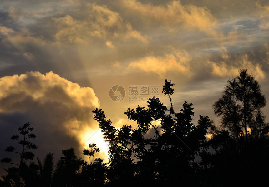 日出时月光下方和阴云的天空图片