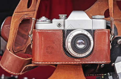 棕色皮革箱子的旧相机在跳蚤市图片