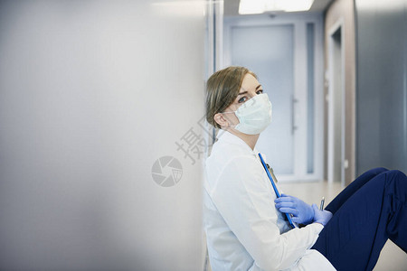 医院走廊里疲惫的医生图片