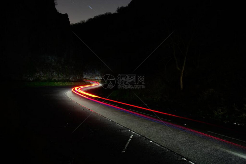 夜间在萨默塞特经Cheddar峡谷行驶的图片