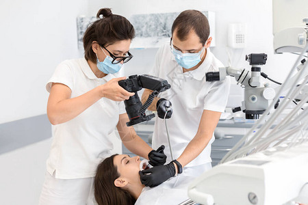 女牙医用专业的病人牙齿照相机照片图片