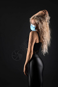 戴防护面罩的女人图片