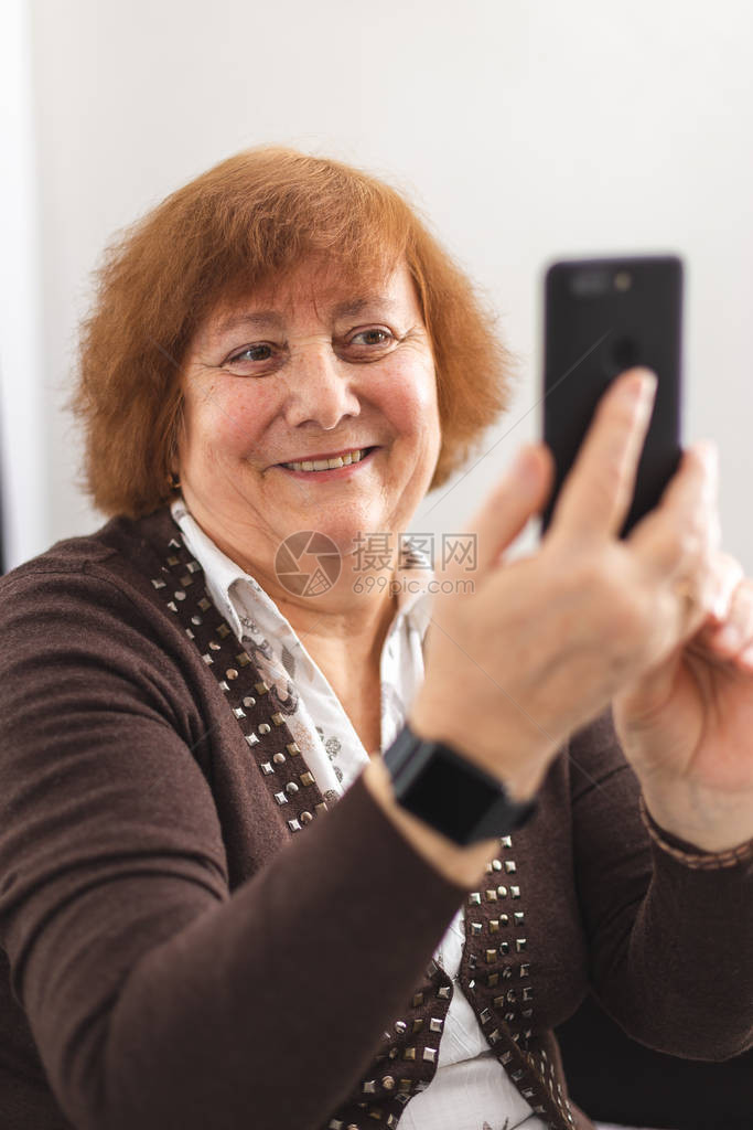 老太婆用她的智能手机打视频电话使用新图片