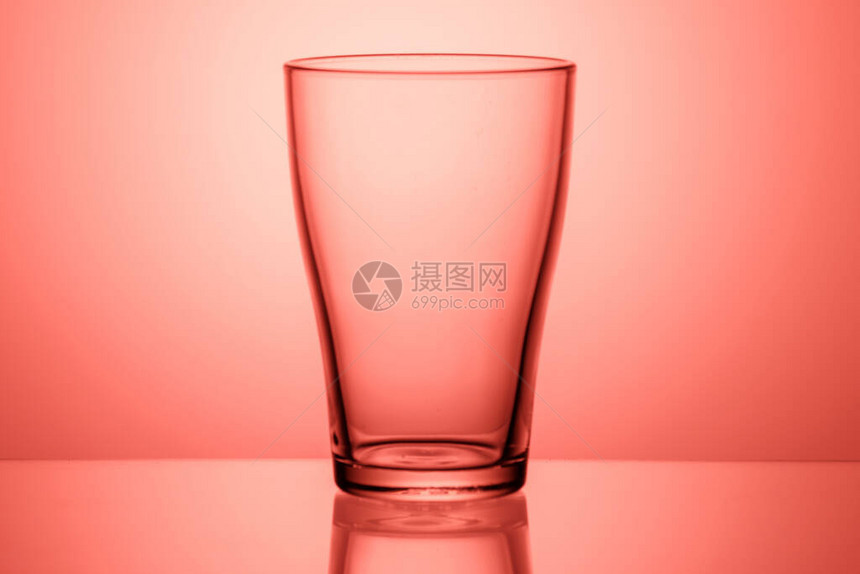 粉红色梯度背景的空水杯带图片