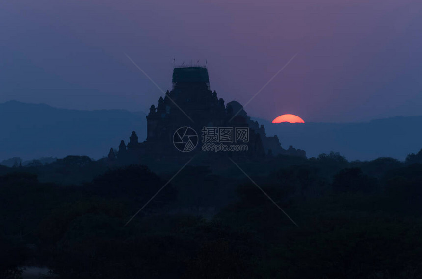 缅甸巴根古塔台的日出风景Bagan图片