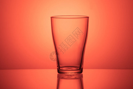 用于饮用水的空玻璃杯图片