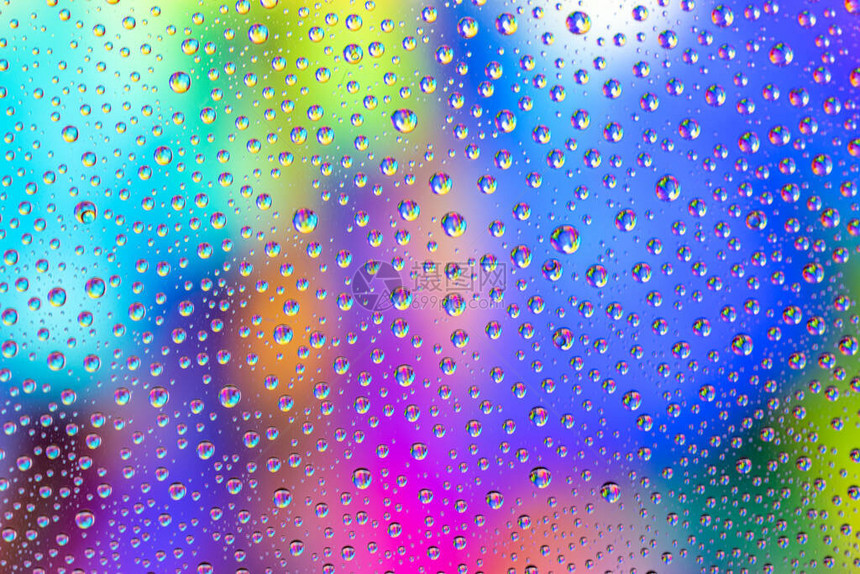 水滴玻璃图案纹理背景上的湿雨图片
