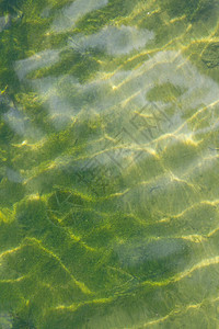 太阳光在水晶清澈湖床图片