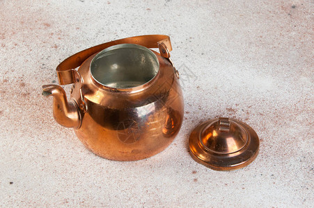 混凝土背景的旧铜茶壶食品摄影道具和图片