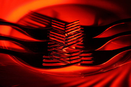 叉的抽象照片陶瓷板上亮光和红色阴影的游戏图片