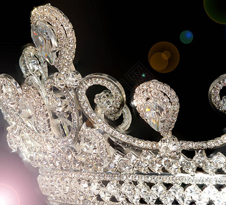 水晶蒂亚拉装饰着许多形状的宝石和布基背景图片