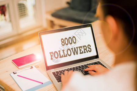 8000追随者跟踪Instagram某人的个人的概念照片号注图片