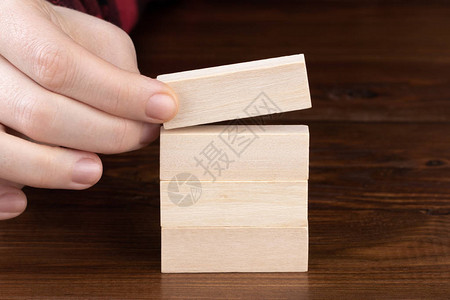 手握木制立方体图片