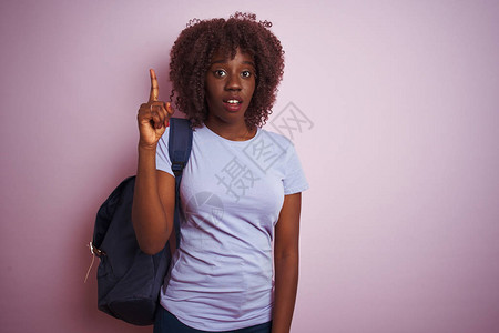 年轻的非洲黑人旅游妇女背着包站在孤立的粉红色背景上图片